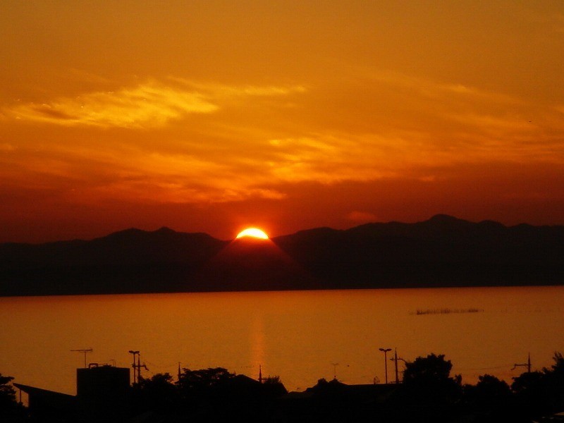 夕日に染まる琵琶湖 17年 秋コンテスト 滋賀 びわ湖 虹色フォトコンテスト