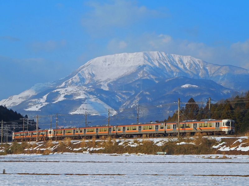 雪山になった伊吹山をバックに走る東海道線 19年 冬コンテスト 滋賀 びわ湖 虹色フォトコンテスト