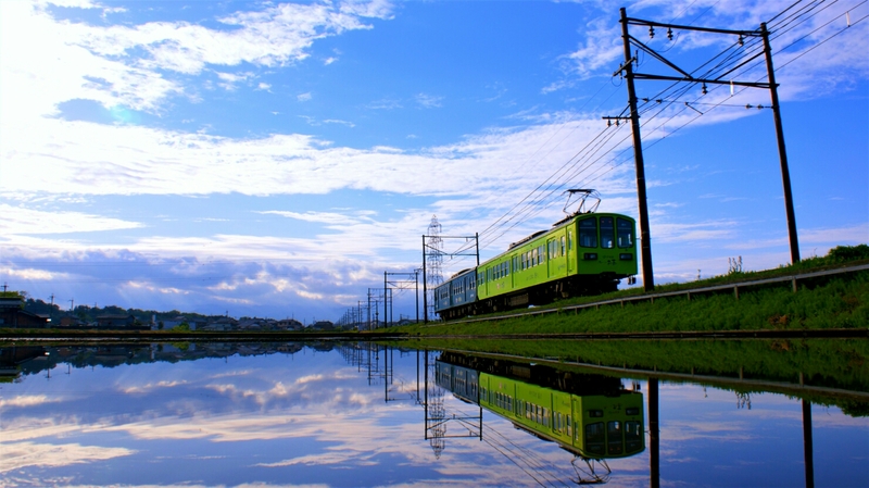 水鏡を滑る近江鉄道 17年 秋コンテスト 滋賀 びわ湖 虹色フォトコンテスト